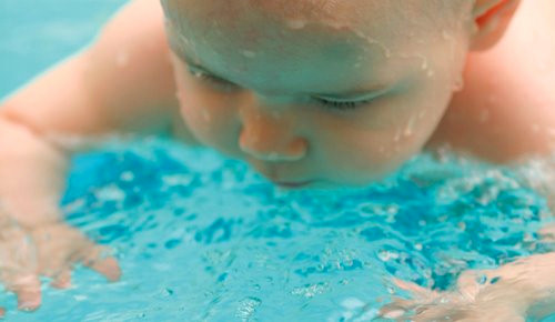 Img BEBES EN EL AGUA